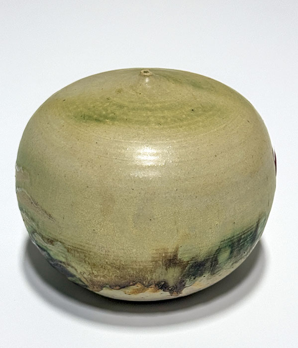 Toshiko Takaezu, "Untitled (642)", 1998, porcelain, ~ 6 x 7". Schonfeld Collection.